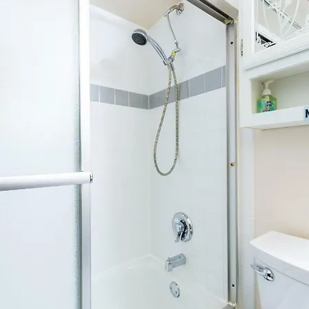 Two-bedroom Serviced Apartment: High-speed Wi-fi & Bi-monthly Housekeeping Apartment *
