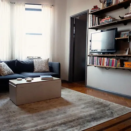 Cozy! Prime Location! Real 2-bedroom! Apartment *