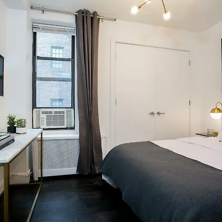 Fifth Avenue Ultra Luxurious Large 3 Bedroom - Domenico Vacca Building - Gym /doorman/elevator Apartment