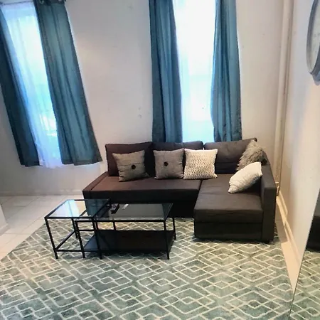 Cozy 3 Bedroom Walking Distance To Central Park Apartment *