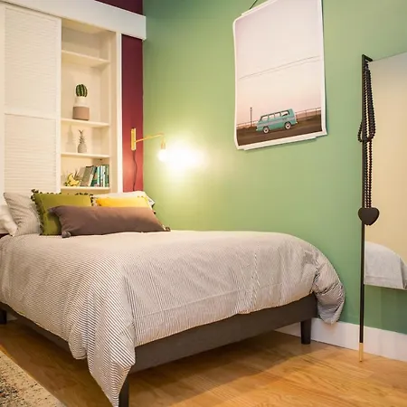 Apartment Designed Apt With Balcony In Midtown East *