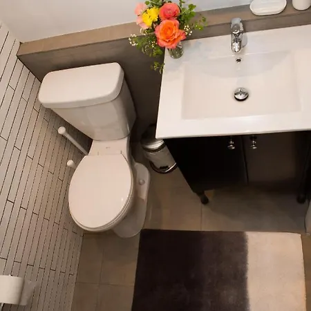 Apartment Designed Apt With Balcony In Midtown East *