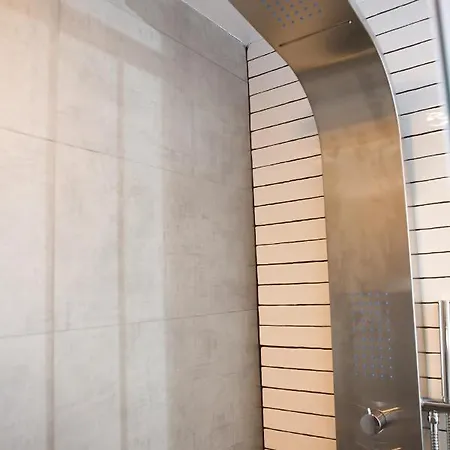 Designed Apt With Balcony In Midtown East *