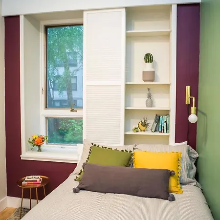 Designed Apt With Balcony In Midtown East