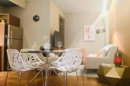 In A Stylish Apt In Brooklyn * New York