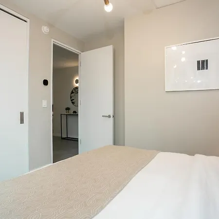 Spectacular - Amazing Views - 3 Bed 2 Bath Apartment *