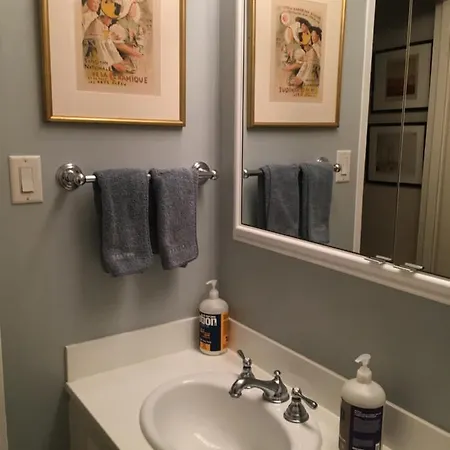 Upscale, Large, High-ceilings, Mid-town Doorman Nyc Centrally Located *