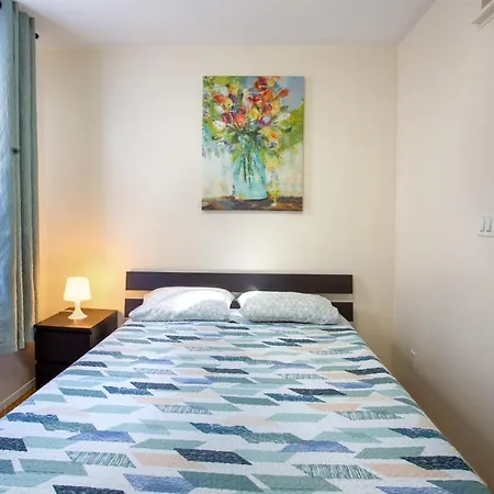 1-be Hell's Kitchen Apartment *