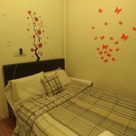 Charming 2 Bedroom In Manhattan's Little Italy Apartment *