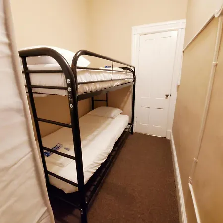 Cozy Brownstone Sleeps 12 People 25 Mins From Nyc 1 Block From J Train Apartment *