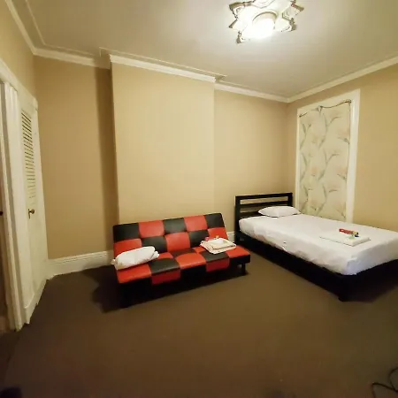 Apartment Cozy Brownstone Sleeps 12 People 25 Mins From Nyc 1 Block From J Train *