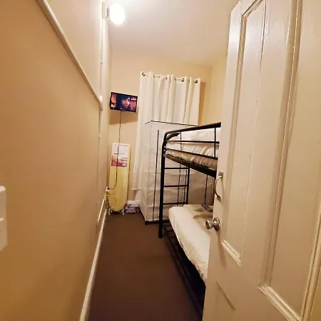 Apartment Cozy Brownstone Sleeps 12 People 25 Mins From Nyc 1 Block From J Train *