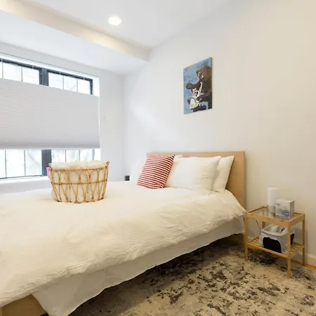 Apartment The Pop! Art Penthouse: Safe/quiet/family-friendly *