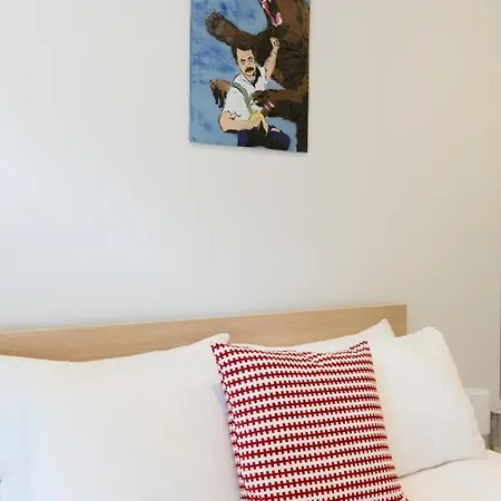 Apartment The Pop! Art Penthouse: Safe/quiet/family-friendly