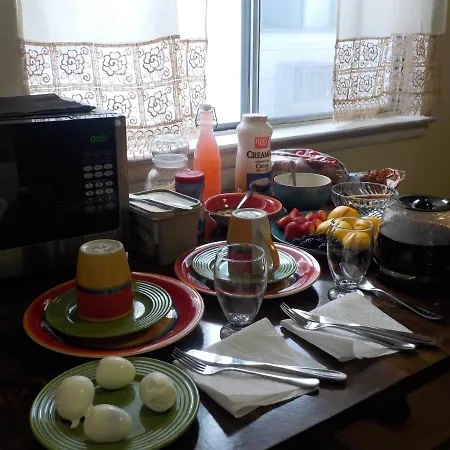 At The Water's Edge In Canarsie! Guest house *