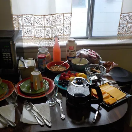 Guest house At The Water's Edge In Canarsie! *