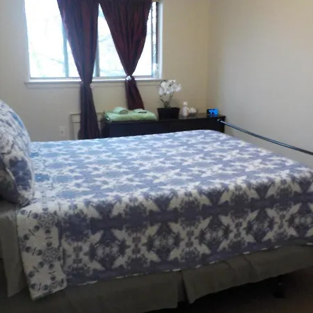 At The Water's Edge In Canarsie! Guest house