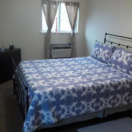 Guest house At The Water's Edge In Canarsie! New York