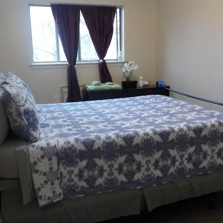 Guest house At The Water's Edge In Canarsie! *
