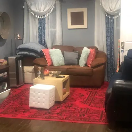 Smart Two Bedroom, Ground Floor Walk- In Apartment New York