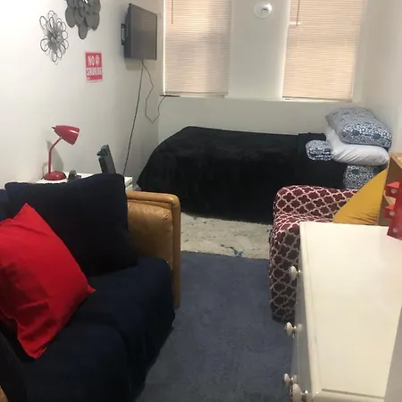 Smart Two Bedroom, Ground Floor Walk- In Apartment *