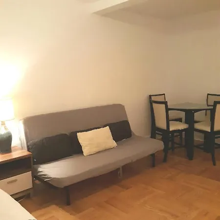 Spacious Studio In An Elevator Concierge Building Apartment