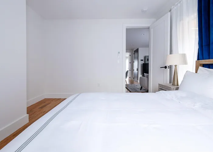323-2 Specious 2Br Williamsburg