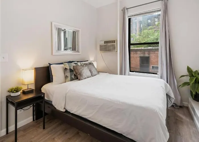 2Br Great Location Short Walk To Times Square