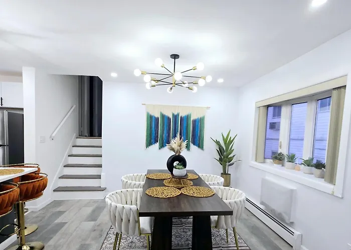 Ally\'S Home Away