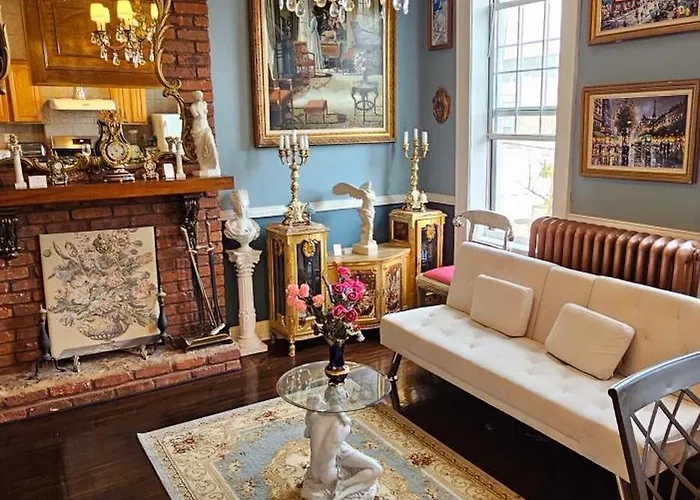 Luxurious Apartment At Colonial Townhouse