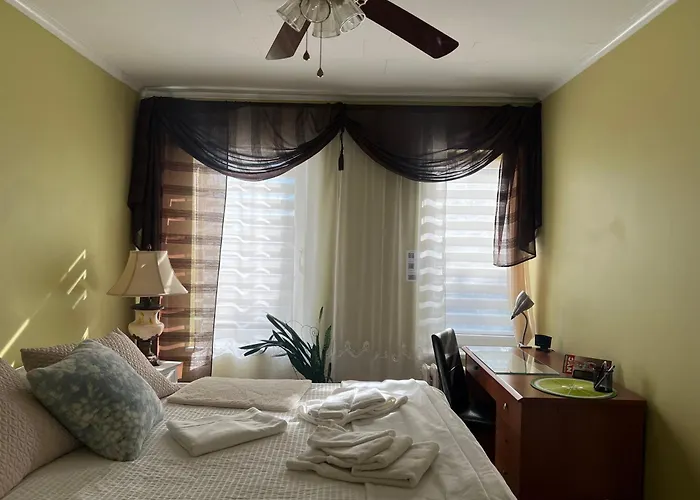 Comfort Stay In Brooklyn - Shared With A Host House Spaces