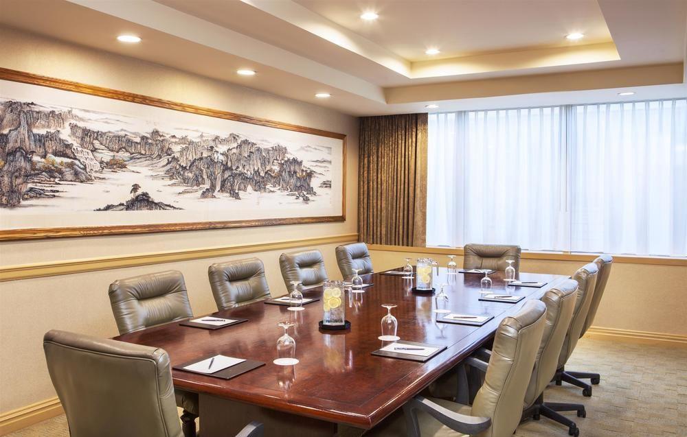 Sheraton Laguardia East Hotel 3*