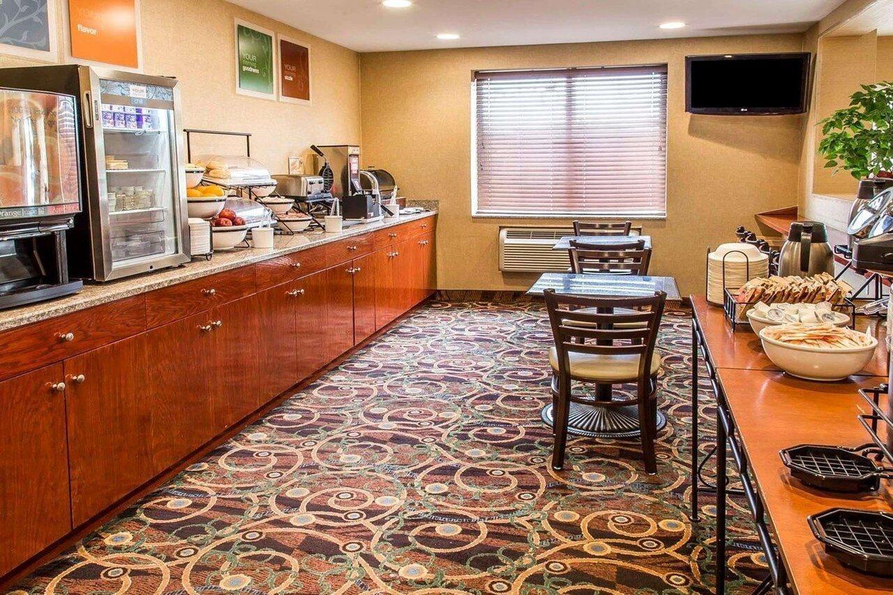 Avion Near Lga Airport, An Ascend Collection New York