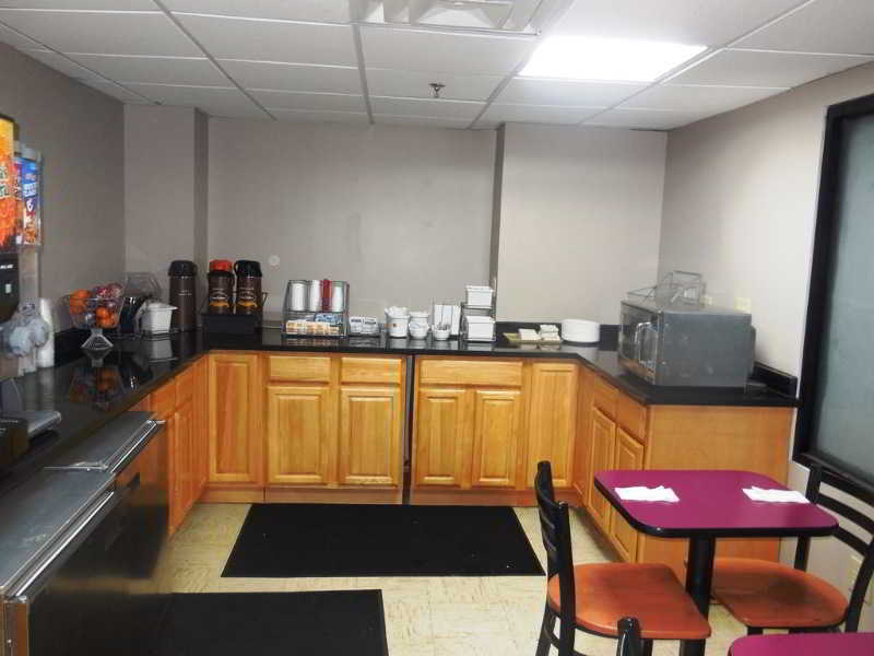 Super 8 By Wyndham Jamaica North Conduit Hotel 2*