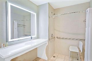 Wingate By Wyndham Long Island Hotel