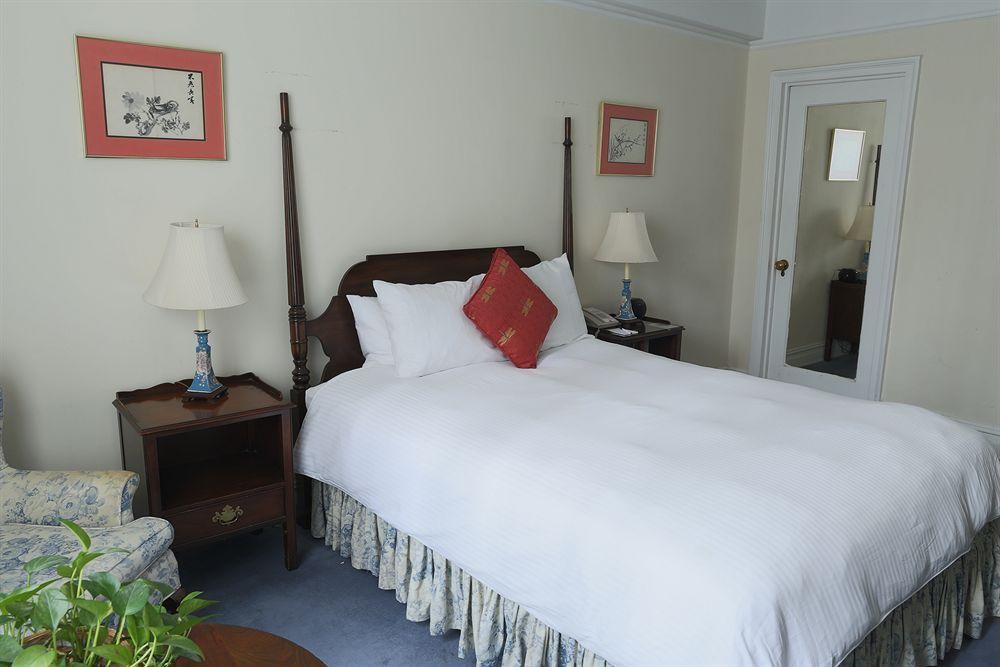 Hotel Roger Smith 3*