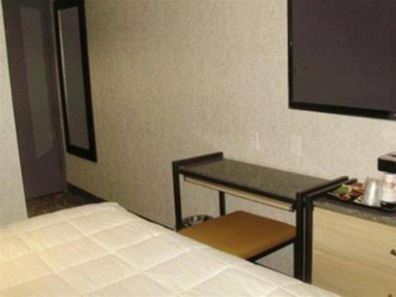 Rodeway Near Jfk Airport 2*