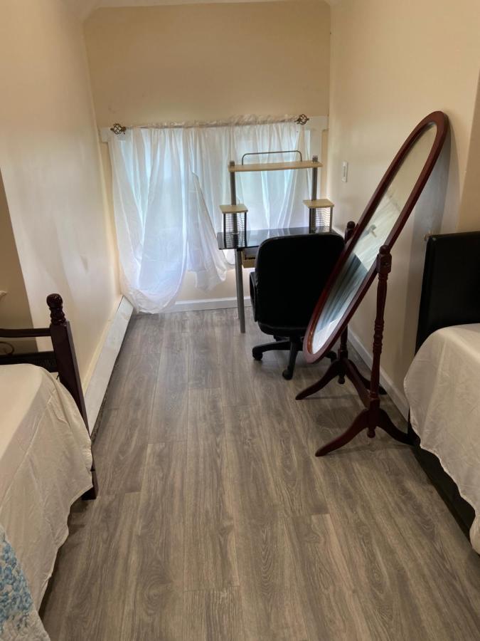 A In Queens Guest house *