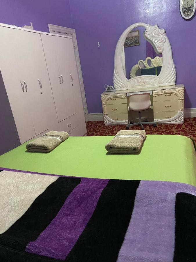 A Lavish In Queens * New York