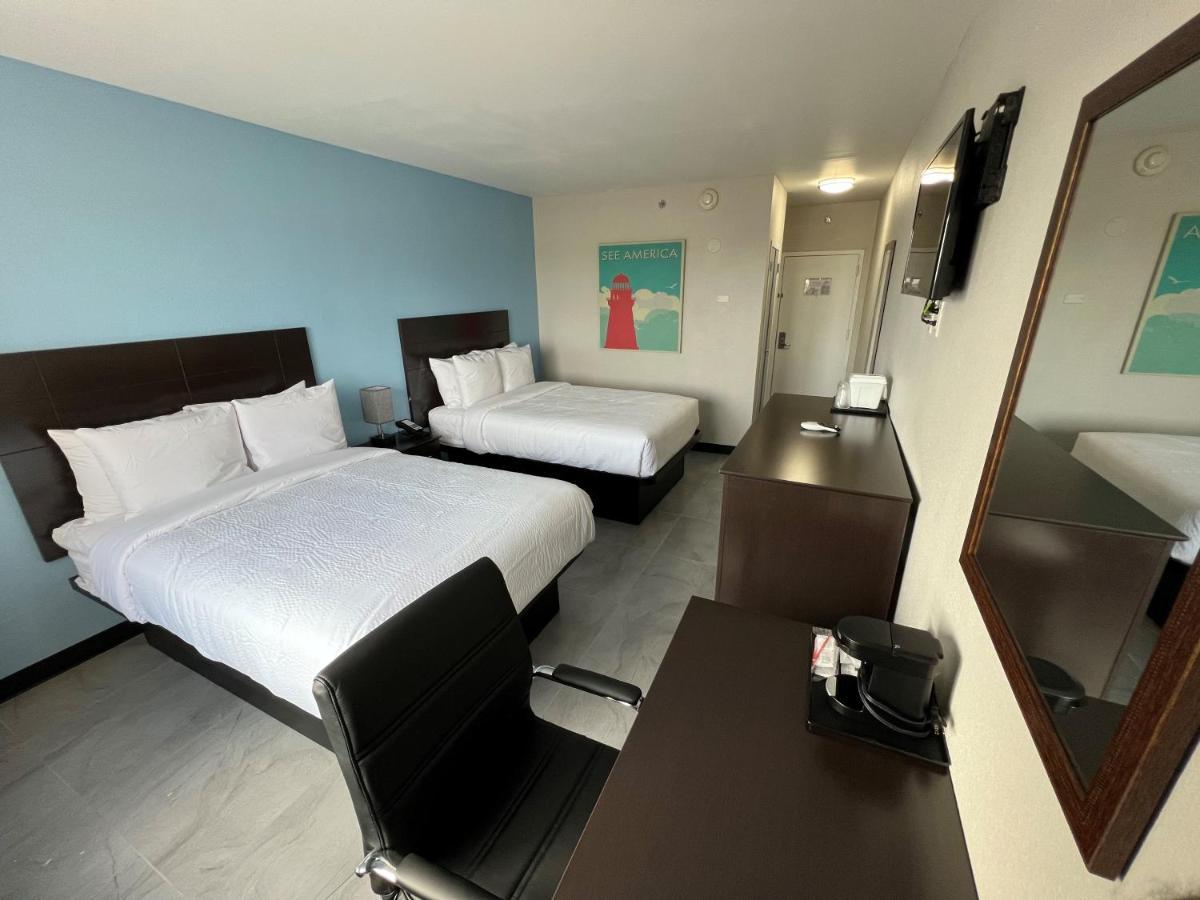 Travelodge By Wyndham Queens Hotel