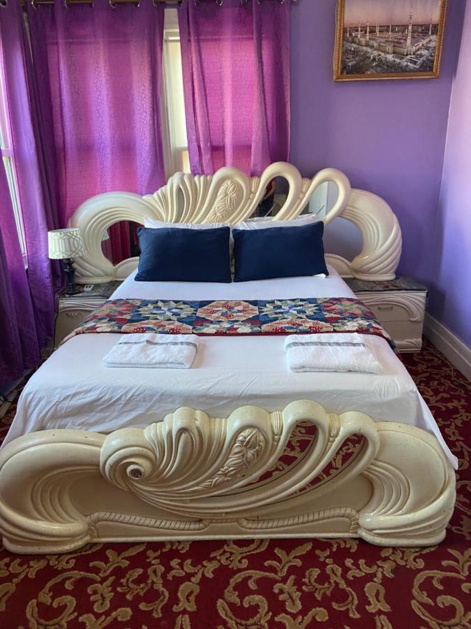 A Lavish In Queens * New York