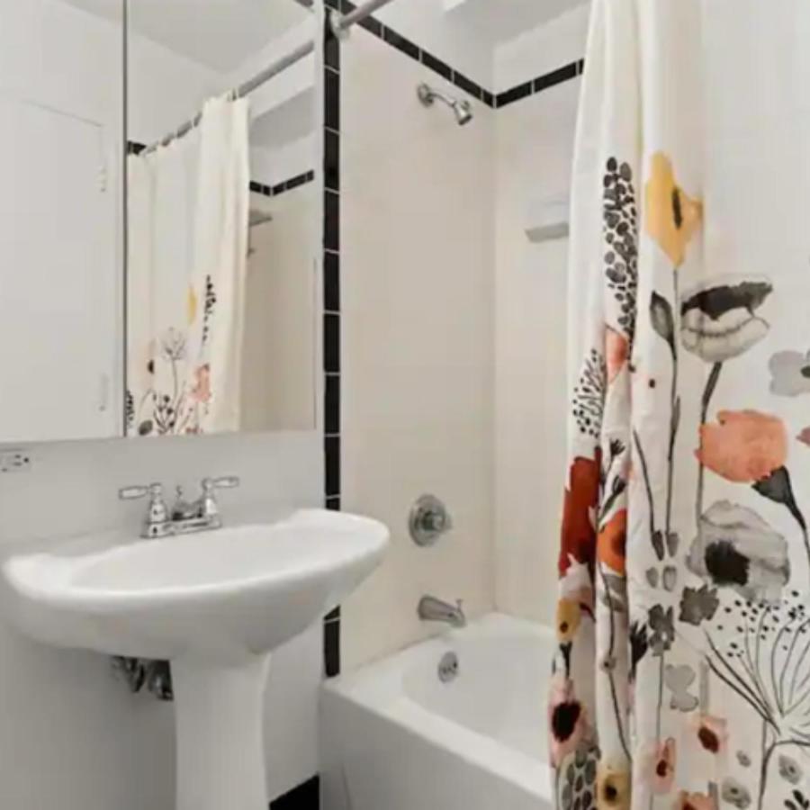 Family In Excellent Sector Of Apartment