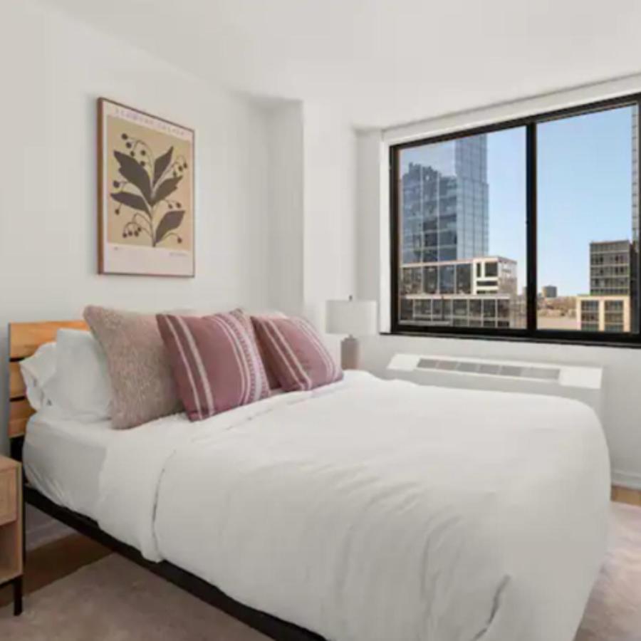 Family In Excellent Sector Of Apartment *