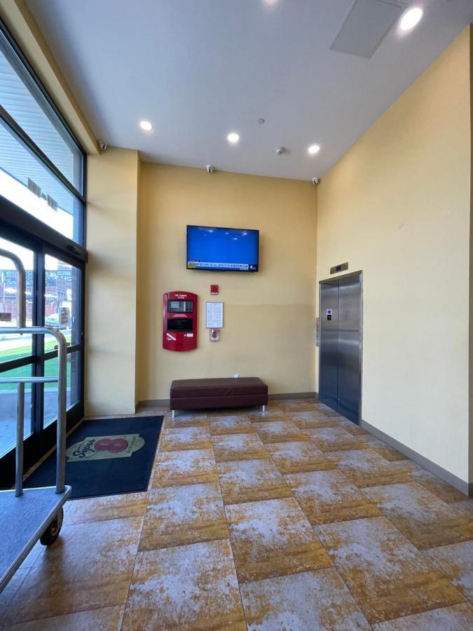 Super 8 By Wyndham Brooklyn Williamsburg