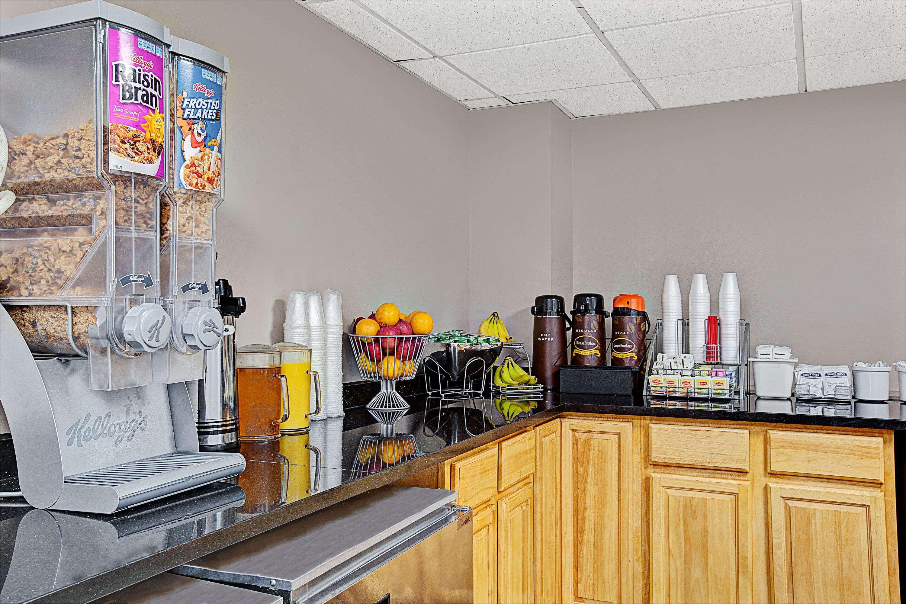 Super 8 By Wyndham Jamaica North Conduit Hotel 2*