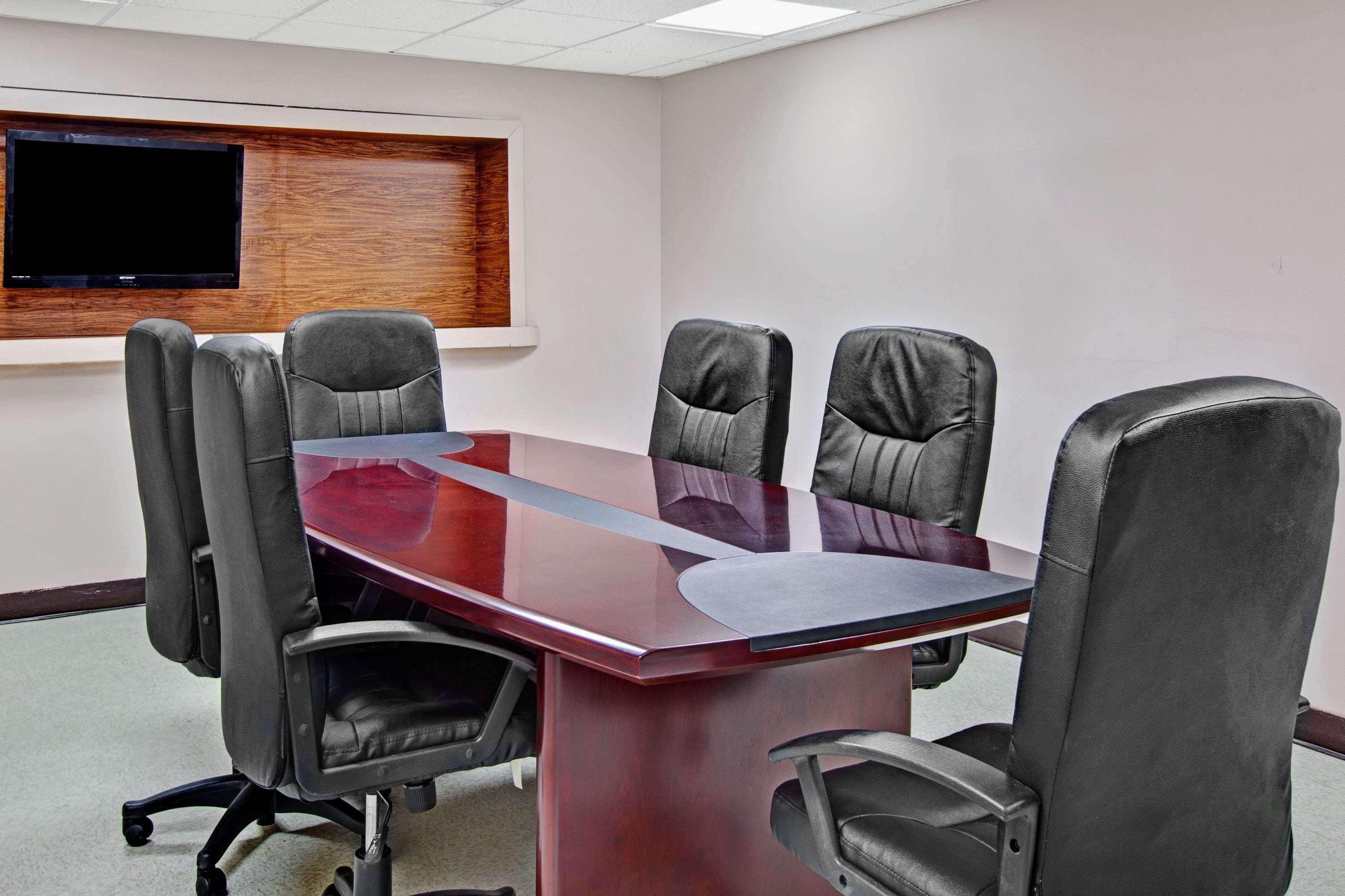 Hotel Super 8 By Wyndham Jamaica North Conduit