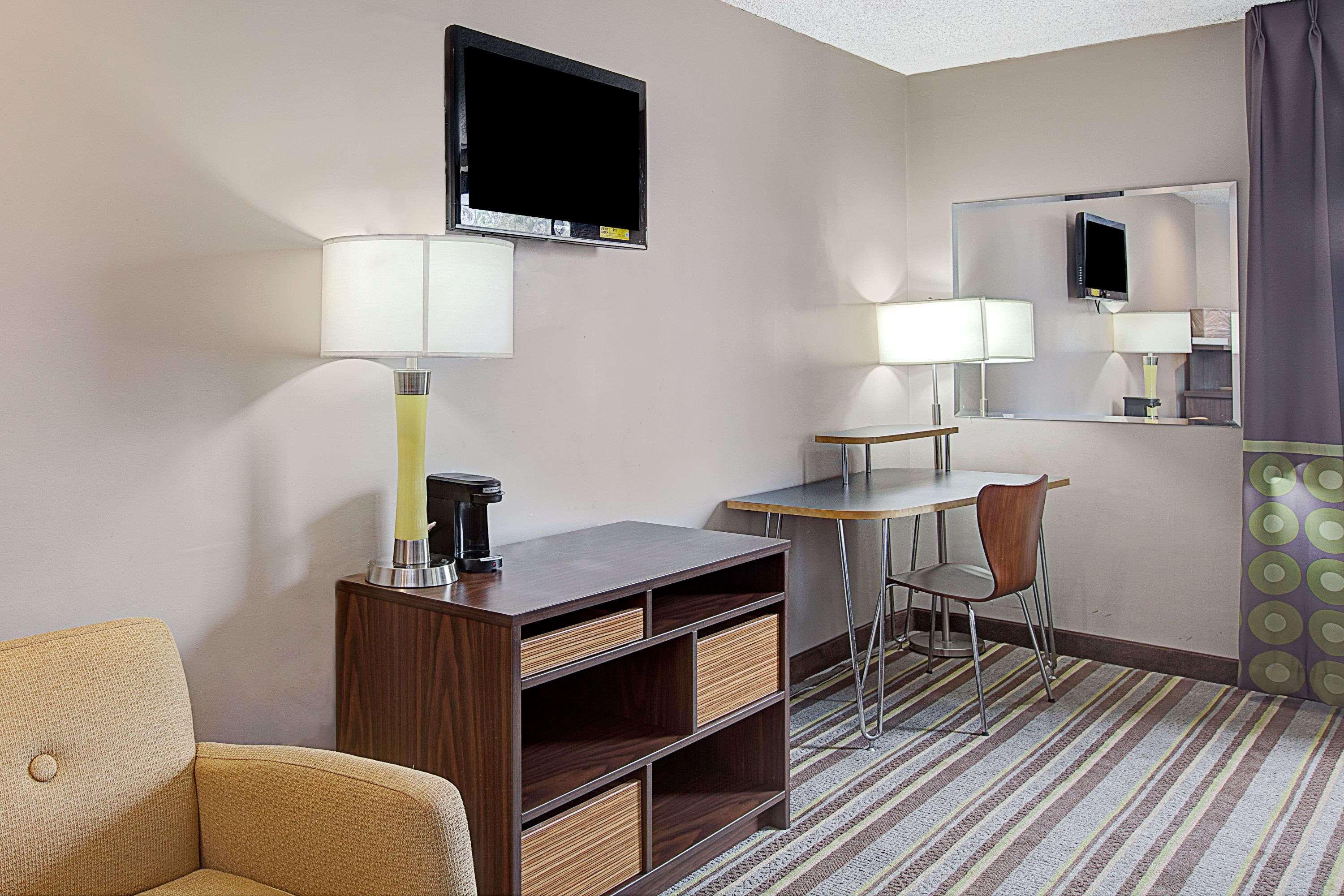 Super 8 By Wyndham Jamaica North Conduit Hotel