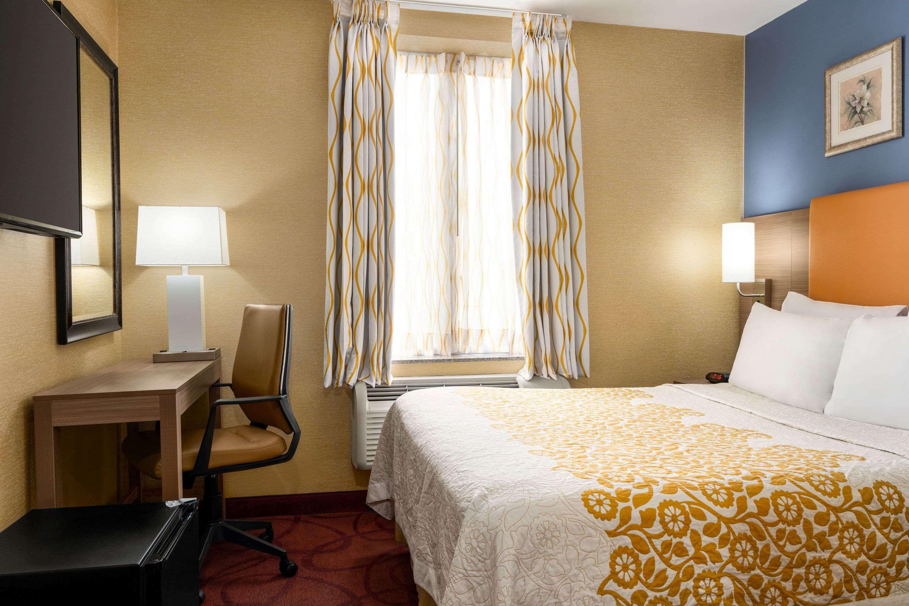 Hotel Days By Wyndham Long Island New York