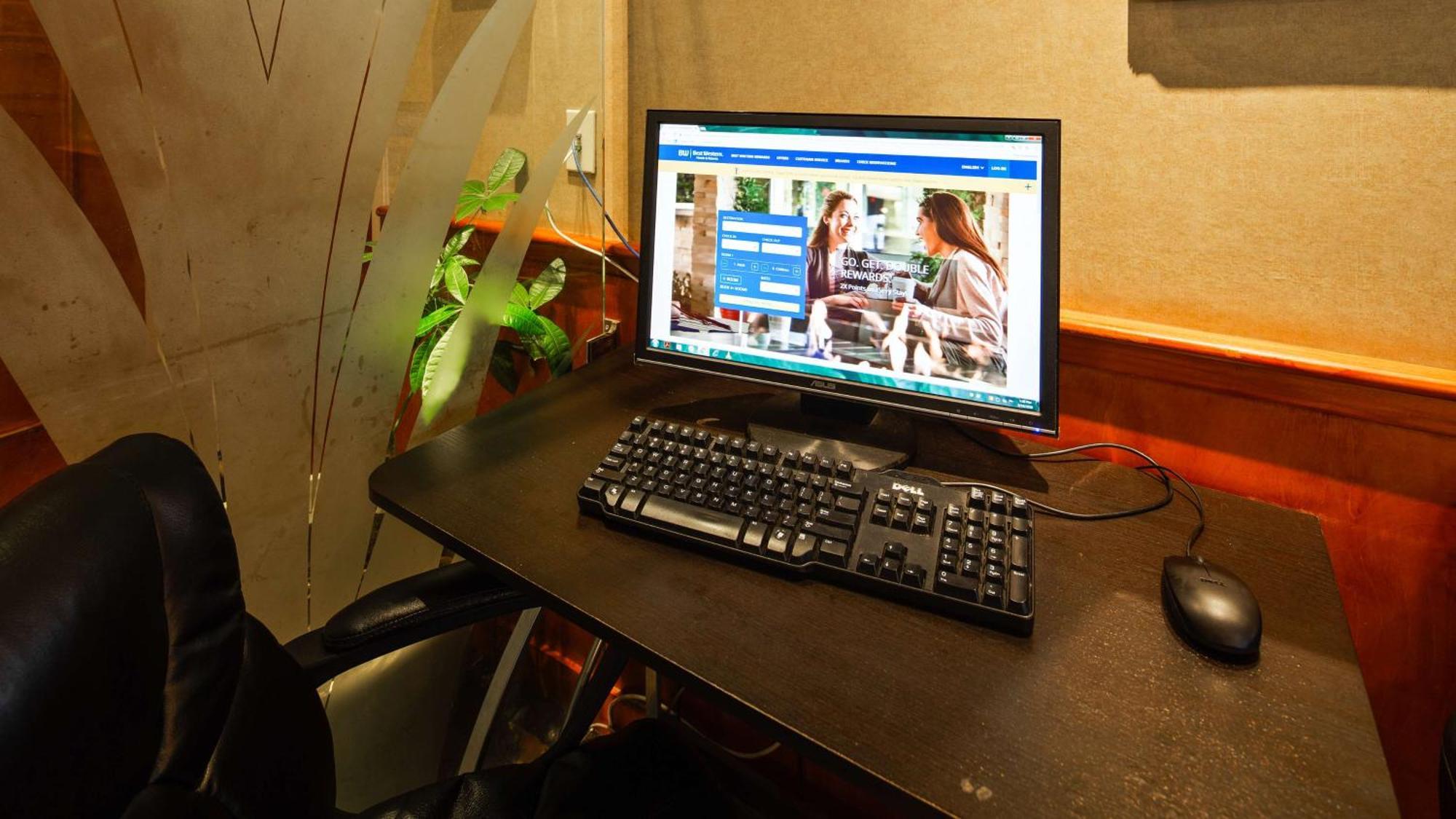 Western Queens Court Hotel 3*