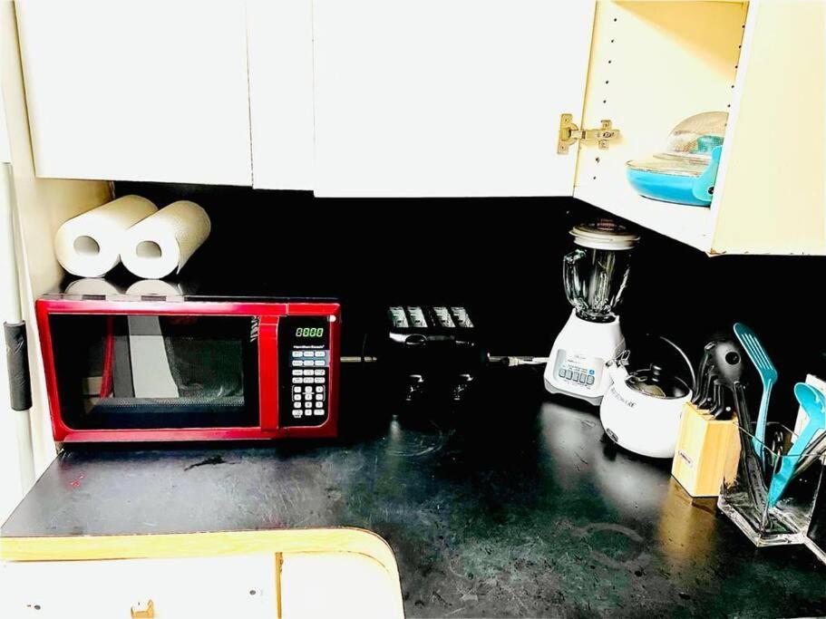 2 Bedrooms Lr Kit Bath And Backyard 2 Stops To Manhattan * New York